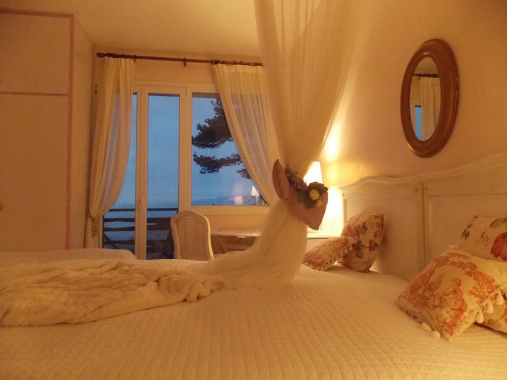 B&B Le Camelie Del Bosco Baiardo Rum bild