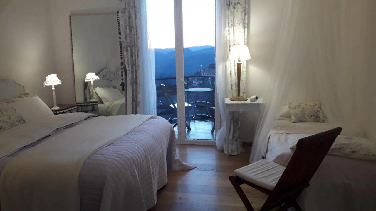 B&B Le Camelie Del Bosco Baiardo Exteriör bild